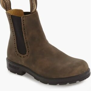 Blundstone Chelsea boot. Water resistant. 
Never worn.